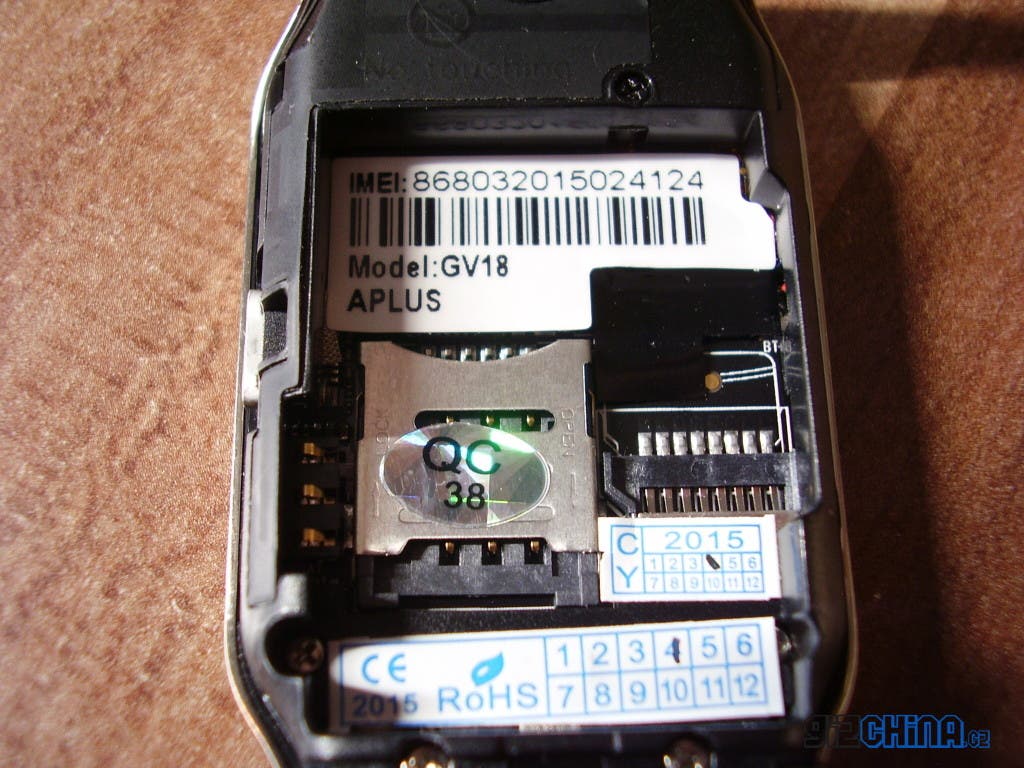 Do hodiniek sa dá vložiť microSIM a microSD karta