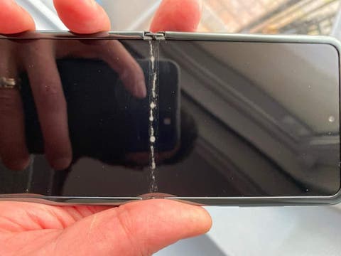 prasklý Samsung Galaxy Z Flip