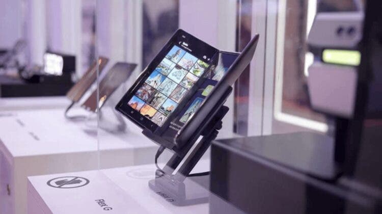 Trojitý skládací telefon Samsung